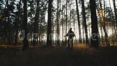 一个带着跋涉杆的女孩站在森林的中央